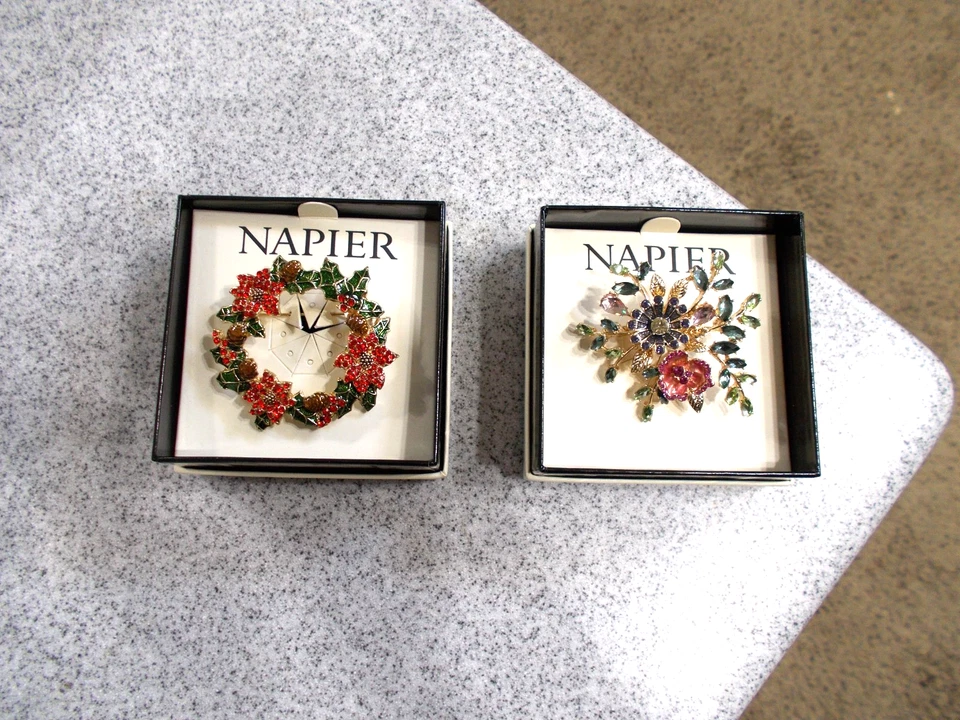 Broche broche corona de Navidad Napier de colección ¡Más uno más! Dos pasadores Foto 1 de 2