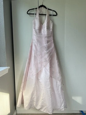 Hermoso Vestido Princesa Halter con Capas y Detalles Plateados Foto 1 de 4
