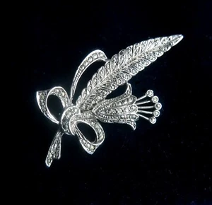 Entzückende VINTAGE Markasiten Blumen Brosche, Glockenblume, Blatt & Schleife Anstecknadel - Bild 1 von 7