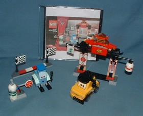 CARS, TOKYO PIT STOP SET 8206 - LEGO - 2011 - USED