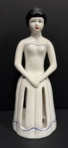 De Colección Cerámica Dama Servilletero Pañuelo Falda Azul y Blanco ~10" H MCM Mujer - Imagen 1 de 8