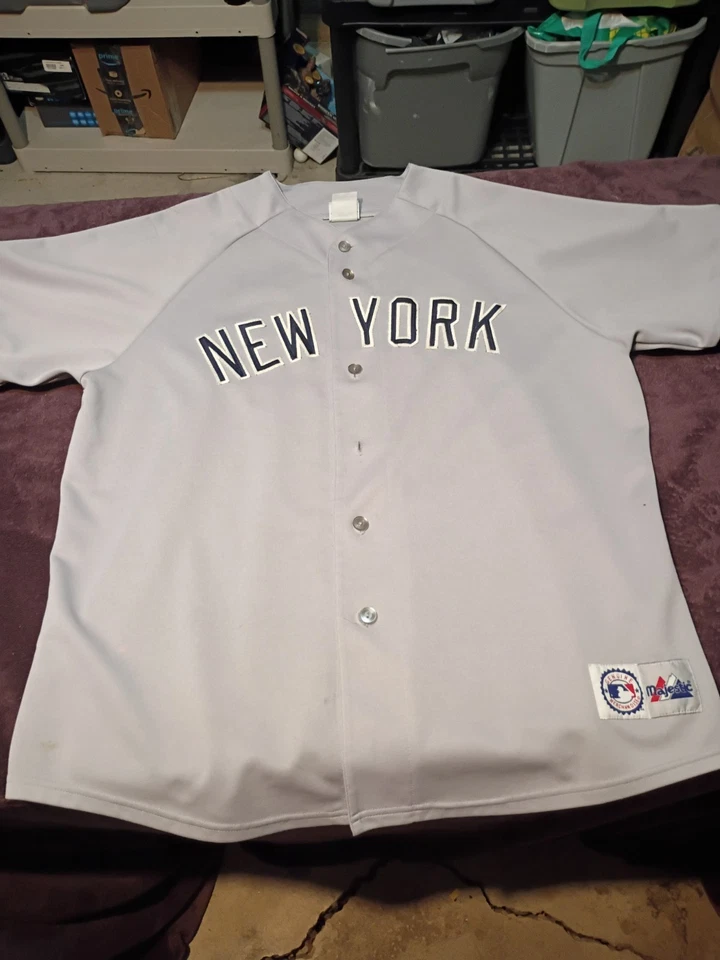 Camiseta de colección Y2K New York Yankees Majestic MLB para hombre XL gris falta botón  Foto 1 de 4