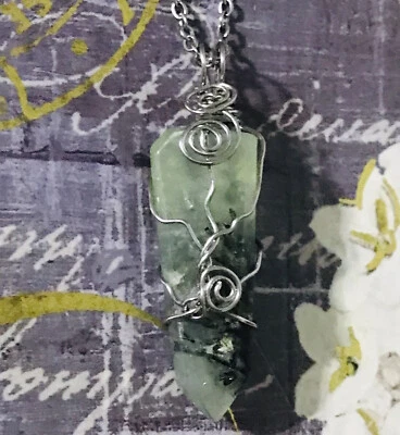 Collar colgante envuelto en alambre punta cristal prehnita natural Foto 1 de 4