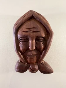 Placa de pared de madera tallada a mano colgante anciana en una bufanda - Imagen 1 de 5