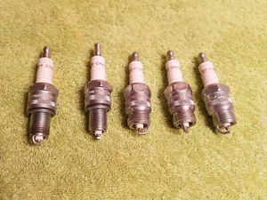Lot of 5 NEW Vintage Champion Spark Plugs RN9Y, RF11Y and RF9Y  - Foto 1 di 4