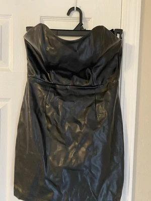 Mini vestido de couro sintético preto sem mangas copos com desossa - Imagem 1 de 4