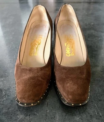 Zapatos de salón Ferragamo de gamuza con tachuelas punta cuadrada marrón para mujer 6C Italia Japón edición limitada Foto 1 de 4