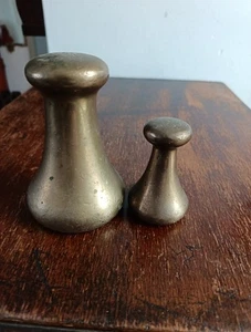 2 Vintage Brass Capstan Avery Weights Paperweights Doorstops 4lb & 1lb - Foto 1 di 10