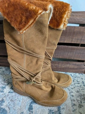 Bota de invierno alta de gamuza Fiona tallada con volantes imitación piel de oveja con cordones palanca marrón 6 Foto 1 de 4