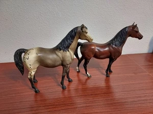 Zwei Breyer Pferde - braun-weiß lackiert - Vintage - Bild 1 von 6