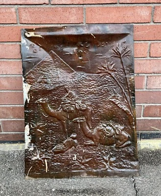 ANTIGUA CUBIERTA CHIMENEA DE HOJALATA PUERTA DE VENTILACIÓN Hombres Camellos Escena Egipcia 27” X 20 1/4 Foto 1 de 4