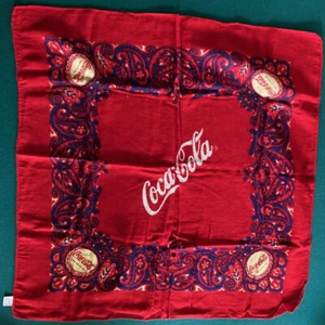 ORIGINALE~VINTAGE~COCA COLA~FAZZOLETTO ROSSO~SCIARPA~BANDANA~100% COTONE~WOWEE - Foto 1 di 6