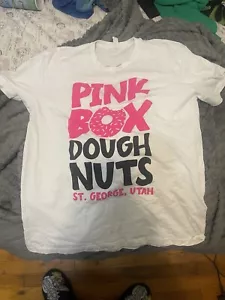 Official PINK BOX DOUGHNUTS DONUTS Employee YOU'LL LICK THE BOX Shirt Unisex L - Picture 1 of 3