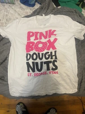 Camisa Oficial CAJA ROSA DONUTS DONUTS Empleado YOU'LL LICK THE BOX Unisex L Foto 1 de 3