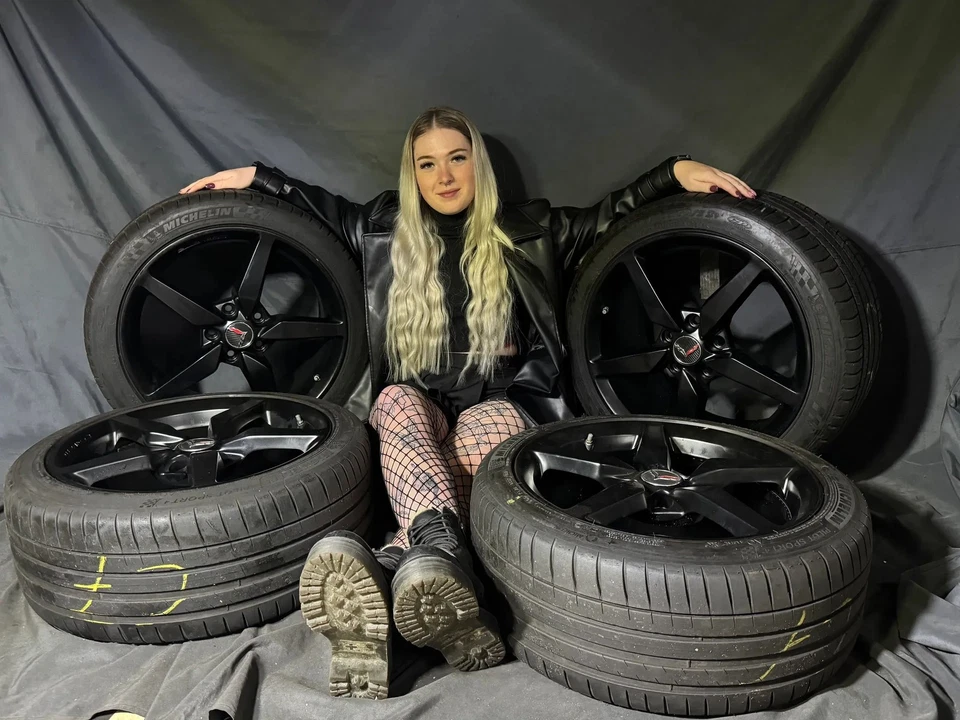 Orig. Corvette C7 5 Speichen vorn 8,5 x 18 Zoll hinten 10 x 19 Zoll Sommerreifen - Bild 1 von 4