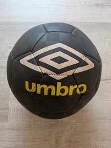 Umbro Fußball Spielball.  Größe 5. Standardgewicht für intensives Spielen. - Bild 1 von 2