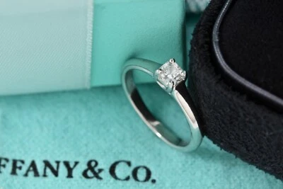 Tiffany & Co. Anel de noivado de platina com diamante de 0,32 quilates Lucida tamanho 5 - Imagem 1 de 4