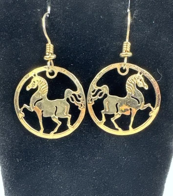 Pendientes colgantes martillados Wild Bryde caballo rampante tono dorado Foto 1 de 4