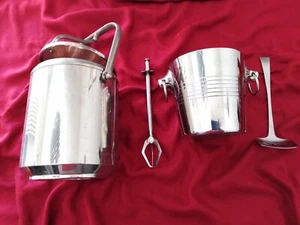 2 SECCHIELLI PORTAGHIACCIO ANNI '50, PINZA DENTATA E CUCCHIAIO FORATO. - Foto 1 di 3