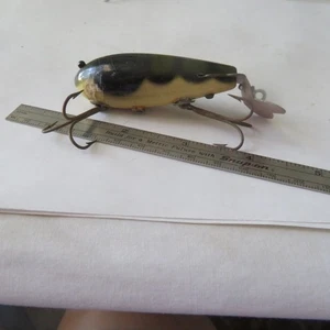 FISHING LURE CREEK CHUB 2¾" WOOD CRAWDAD GREEN BACK & BLACK MARKINGS & WHITE - Picture 1 of 4