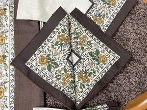 Retro 60’s Floral Fabric 6x9 Tablecloth With 4 Napkins EUC Cottage Granny Core - Picture 1 of 9