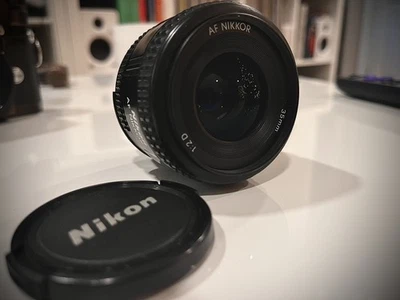 Lente gran angular Nikon AF Nikkor 35 mm F/2 D para montaje F COMO NUEVA con tapas hecha en Japón Foto 1 de 4