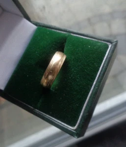 Vintage 9ct Yellow Gold Patterned Wedding Band Ring h/m 1984 London - size i / j - Picture 1 of 6