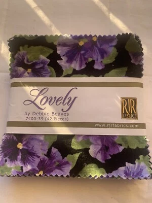 Acolchado 42 Piezas 5" Cuadrados Precioso Por RJR Telas Moradas Florales Nuevo para Edredón Foto 1 de 3