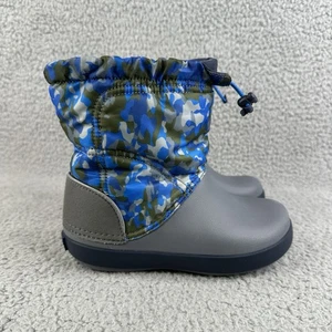 Crocs Jungen Stiefel Crocband LodgePoint Graphic Winterstiefel grau blau Camouflage Gr. 13 - Bild 1 von 8