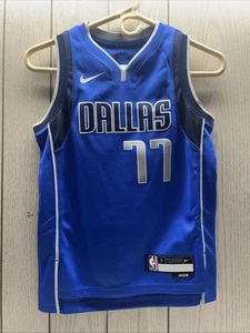 Luka Doncic Dallas Mavericks Jugend Icon Edition Swingman Trikot Größe Small-8 Neu mit Etikett - Bild 1 von 7