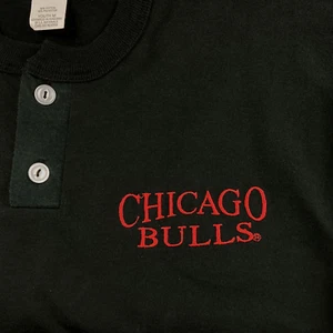 SELTENES RUSSELL ATHLETIC CHICAGO BULLS Henley Poloshirt JUGEND M Damen S/P schwarz - Bild 1 von 11
