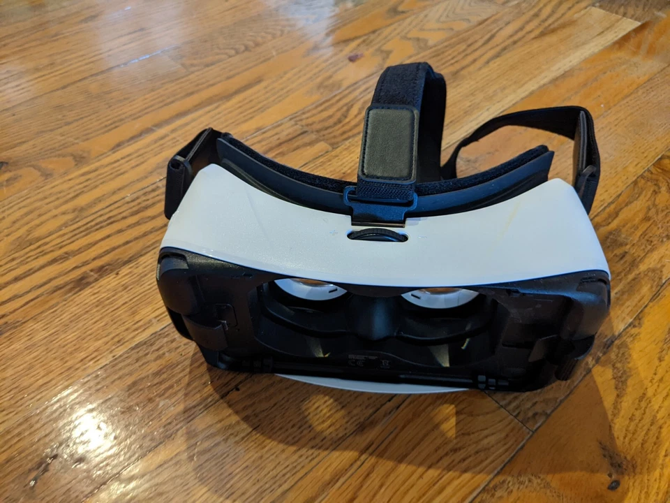 AURICULARES SAMSUNG GEAR VR SIN PROBAR OCULUS SM-R322 FALTA CUBIERTA FRONTAL DE PLÁSTICO Foto 1 de 4