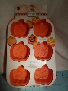 Wilton: Orange Silikon Mini Leckerli Form, 6 Kürbisse in 3 verschiedenen Designs - NEU - Bild 1 von 12