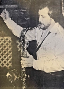 1982 Vintage Illustration Country Musician Lee Greenwood Playing Saxophone - Picture 1 of 2