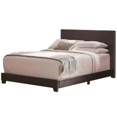 Cama Coaster Dorian tapizada de cuero sintético con panel queen en marrón Foto 1 de 3