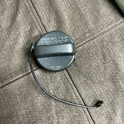 Nissan NV200 2015-2021 tapa de llenado del tanque de gasolina OEM Foto 1 de 4