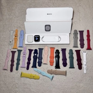Apple Watch Series 8 45mm Aluminum Case With 25 Additional Bands- Excellent - Photo 1 sur 8