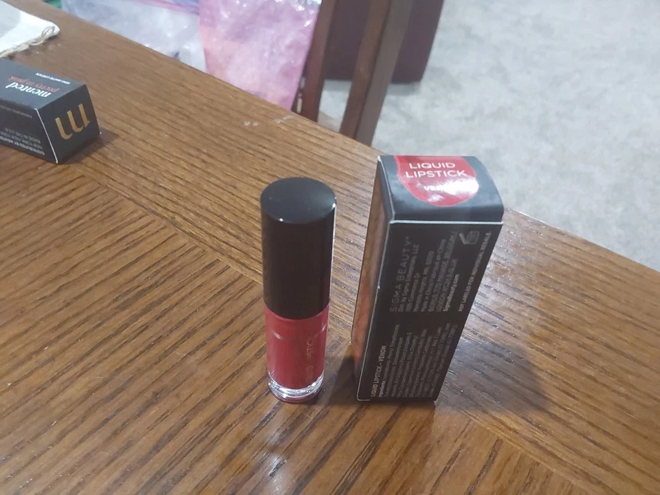 NUEVO EN CAJA SIGMA BEAUTY Lápiz labial líquido en rojo veneno tamaño de viaje 0,05 oz AUTÉNTICO NUEVO EN CAJA Foto 1 de 1