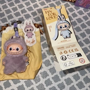 Love For, Pin “M” Mini Muñeca Colgante/Llavero - Imagen 1 de 3