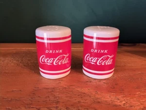 Coca Cola Keramik Steinzeug Salz & Pfeffertopf Streuer Set rund rot weiß Retro - Bild 1 von 7