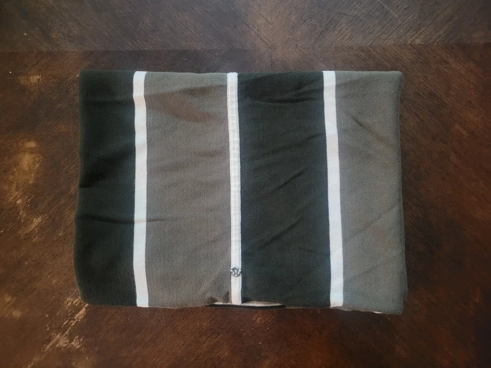 Bufanda envolvente Lululemon Athletica para mujer talla única verde gris a rayas invierno Foto 1 de 4
