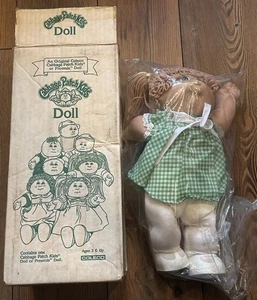 !Nuevo con caja de correo y certificado de nacimiento. Cabbage Patch Kid #2 1985 pelo de trigo ojo verde - Imagen 1 de 17