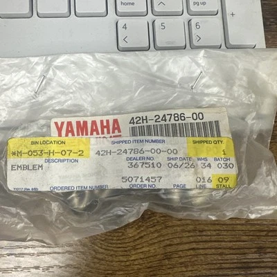 NUEVO OEM Yamaha Virago 700 Virago 1100 emblema 42H-24786-00-00 NOS 1 Foto 1 de 2