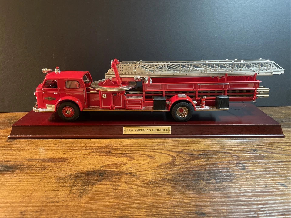 Franklin Mint 1954 American LaFrance Fire Truck Collectable Great Condition - Image 1 of 3