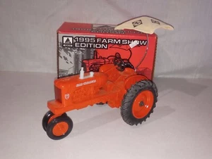 Ertl Agco 1995 Farm Show Edition 1:16 Allis - Chalmers WD-45 Tractor W/ Umprella - Picture 1 of 9