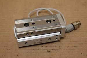 Cilindro de mesa deslizante neumático SMC con sensores número de pieza MXQ12-30 - Imagen 1 de 8