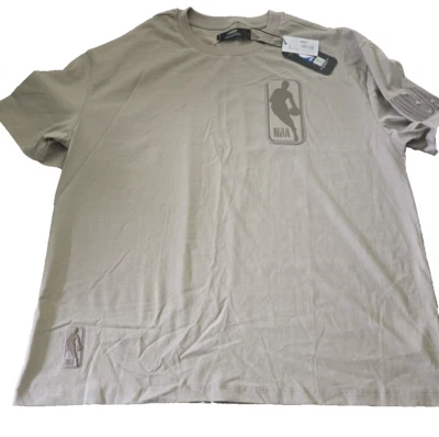 Camiseta Pro Standard NBA Neutral Logoman Color Beige Talla Grande Foto 1 de 4