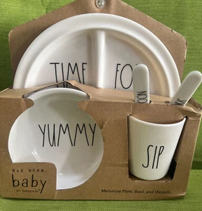 JUEGO DE REGALO RAE DUNN BABY DE MAGENTA 5 PIEZAS PLACA DE MELAMINA TAZÓN TAZA TENEDOR CUCHARA NUEVO EN PAQUETE - Imagen 1 de 3