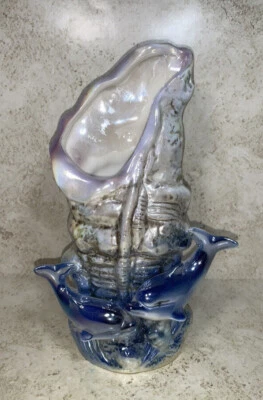 Jarrón vintage de cerámica iridiscente bajo el mar con dos delfines  Foto 1 de 4