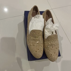 Stuart Weitzman Slipbeads Beige Rouge Wildleder Gold Nieten Loafer Flats Größe 8 - Bild 1 von 4